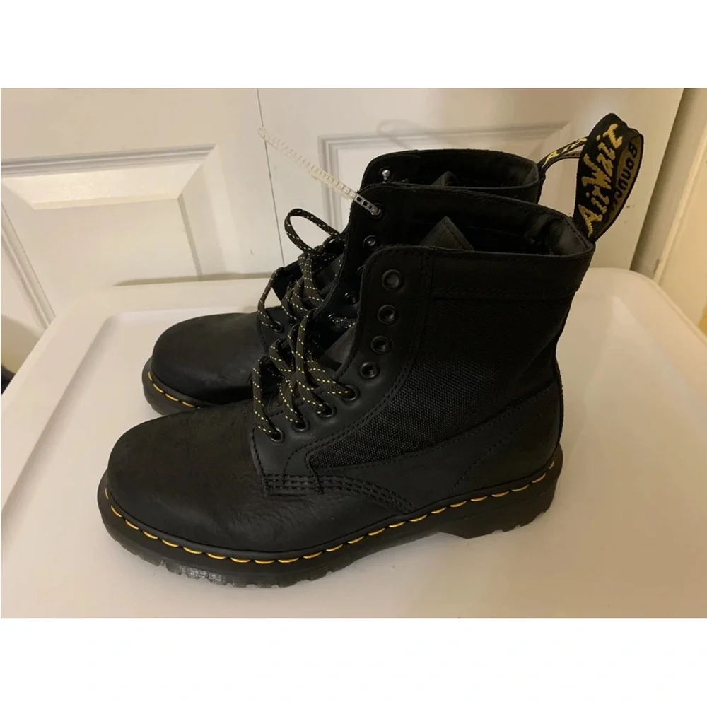 Dr. Martens mens sz 7M‎ Black Leather Boots with Yellow Stitching 1460 panel